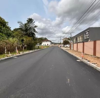  Obra de pavimentação asfáltica e sinalização viária da Rua Jerri J. M. Martini (Rua 5010) no bairro Nossa Senhora da Paz - Balneário Piçarras