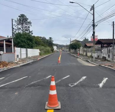  Obra de pavimentação asfáltica e sinalização viária da Rua Jerri J. M. Martini (Rua 5010) no bairro Nossa Senhora da Paz - Balneário Piçarras