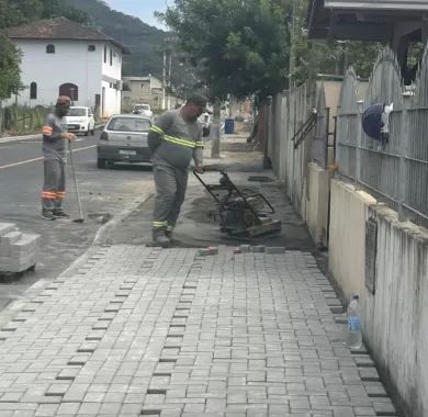  Obra de pavimentação asfáltica e sinalização viária da Rua Jerri J. M. Martini (Rua 5010) no bairro Nossa Senhora da Paz - Balneário Piçarras
