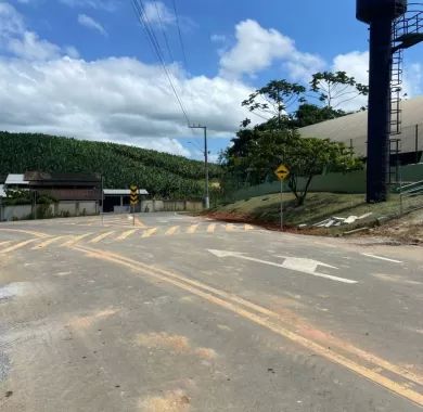  Obras de pavimentação de estradas vicinais no entroncamento São Brás - Balneário Piçarras