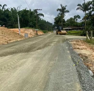  Obras de pavimentação de estradas vicinais no entroncamento São Brás - Balneário Piçarras
