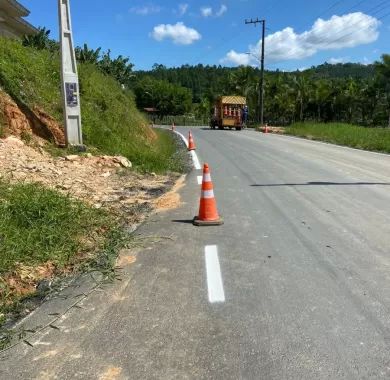  Obras de pavimentação de estradas vicinais no entroncamento São Brás - Balneário Piçarras