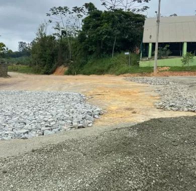  Obras de pavimentação de estradas vicinais no entroncamento São Brás - Balneário Piçarras