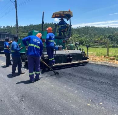  Obras de pavimentação de estradas vicinais no entroncamento São Brás - Balneário Piçarras