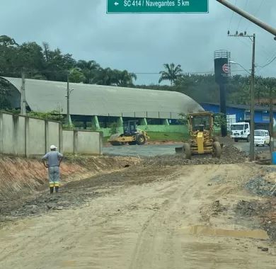  Obras de pavimentação de estradas vicinais no entroncamento São Brás - Balneário Piçarras