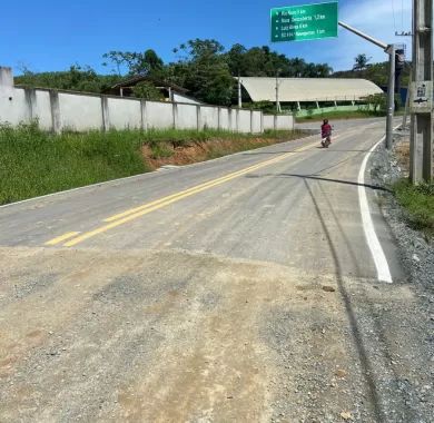  Obras de pavimentação de estradas vicinais no entroncamento São Brás - Balneário Piçarras