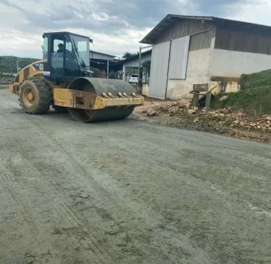  Obras de pavimentação de estradas vicinais no entroncamento São Brás - Balneário Piçarras