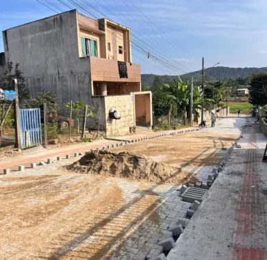 Pavimentação em paver e sinalização viária das Ruas 6030, Demétrio, 6032 e Palmital, localizadas no bairro Nossa Senhora da Conceição, Balneário Piçarras/SC