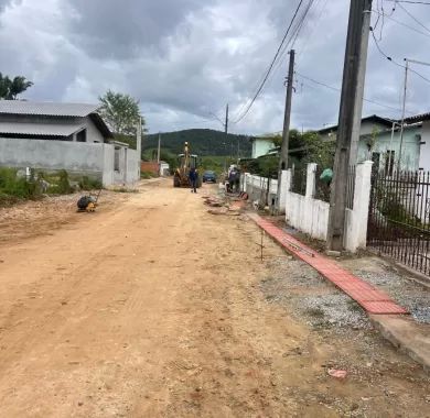 Pavimentação em paver e sinalização viária das Ruas 6030, Demétrio, 6032 e Palmital, localizadas no bairro Nossa Senhora da Conceição, Balneário Piçarras/SC