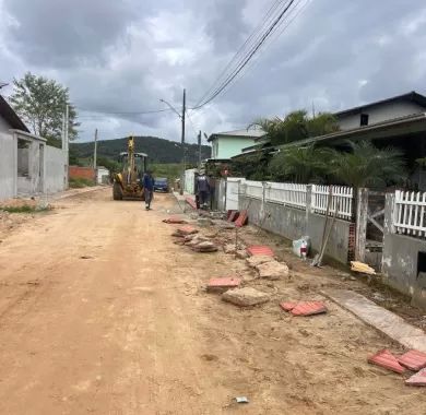 Pavimentação em paver e sinalização viária das Ruas 6030, Demétrio, 6032 e Palmital, localizadas no bairro Nossa Senhora da Conceição, Balneário Piçarras/SC