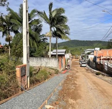 Pavimentação em paver e sinalização viária das Ruas 6030, Demétrio, 6032 e Palmital, localizadas no bairro Nossa Senhora da Conceição, Balneário Piçarras/SC