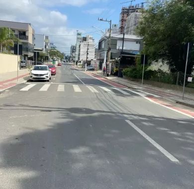 Obra de pavimentação asfáltica, drenagem pluvial, ciclofaixa, calçadas e sinalização viária na Avenida Emanuel Pinto - Balneário Piçarras/SC