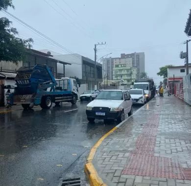Obra de pavimentação asfáltica, drenagem pluvial, ciclofaixa, calçadas e sinalização viária na Avenida Emanuel Pinto - Balneário Piçarras/SC