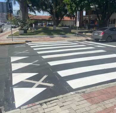 Obra de pavimentação asfáltica, drenagem pluvial, ciclofaixa, calçadas e sinalização viária na Avenida Emanuel Pinto - Balneário Piçarras/SC