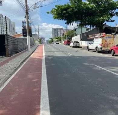 Obra de pavimentação asfáltica, drenagem pluvial, ciclofaixa, calçadas e sinalização viária na Avenida Emanuel Pinto - Balneário Piçarras/SC