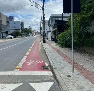 Obra de pavimentação asfáltica, drenagem pluvial, ciclofaixa, calçadas e sinalização viária na Avenida Emanuel Pinto - Balneário Piçarras/SC