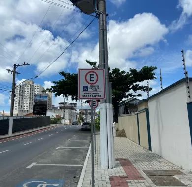 Obra de pavimentação asfáltica, drenagem pluvial, ciclofaixa, calçadas e sinalização viária na Avenida Emanuel Pinto - Balneário Piçarras/SC
