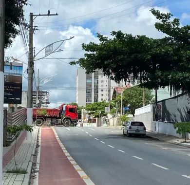Obra de pavimentação asfáltica, drenagem pluvial, ciclofaixa, calçadas e sinalização viária na Avenida Emanuel Pinto - Balneário Piçarras/SC