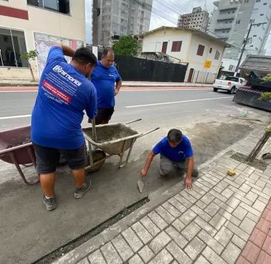 Obra de pavimentação asfáltica, drenagem pluvial, ciclofaixa, calçadas e sinalização viária na Avenida Emanuel Pinto - Balneário Piçarras/SC