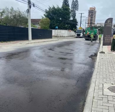 Obra de pavimentação asfáltica, drenagem pluvial, ciclofaixa, calçadas e sinalização viária na Avenida Emanuel Pinto - Balneário Piçarras/SC