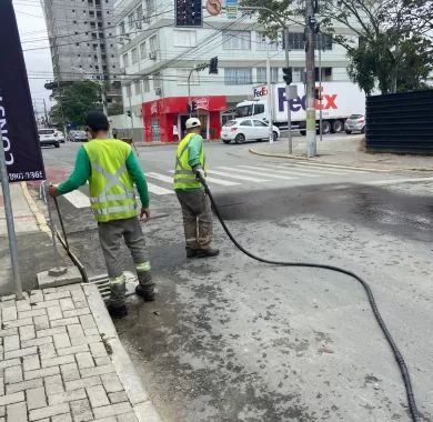 Obra de pavimentação asfáltica, drenagem pluvial, ciclofaixa, calçadas e sinalização viária na Avenida Emanuel Pinto - Balneário Piçarras/SC
