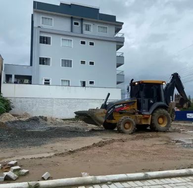 Obra de pavimentação asfáltica, drenagem pluvial, ciclofaixa, calçadas e sinalização viária na Avenida Emanuel Pinto - Balneário Piçarras/SC