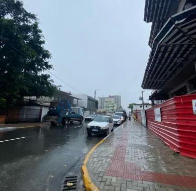 Obra de pavimentação asfáltica, drenagem pluvial, ciclofaixa, calçadas e sinalização viária na Avenida Emanuel Pinto - Balneário Piçarras/SC