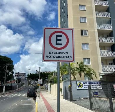 Obra de pavimentação asfáltica, drenagem pluvial, ciclofaixa, calçadas e sinalização viária na Avenida Emanuel Pinto - Balneário Piçarras/SC