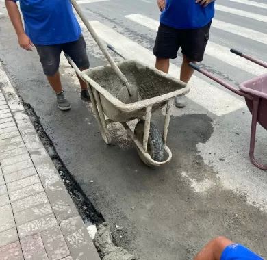 Obra de pavimentação asfáltica, drenagem pluvial, ciclofaixa, calçadas e sinalização viária na Avenida Emanuel Pinto - Balneário Piçarras/SC