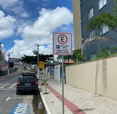 Obra de pavimentação asfáltica, drenagem pluvial, ciclofaixa, calçadas e sinalização viária na Avenida Emanuel Pinto - Balneário Piçarras/SC