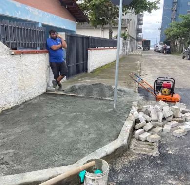 Obra de pavimentação asfáltica, drenagem pluvial, ciclofaixa, calçadas e sinalização viária na Avenida Emanuel Pinto - Balneário Piçarras/SC