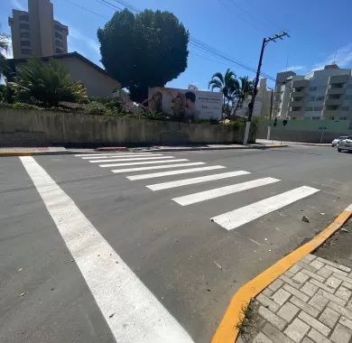 Obra de pavimentação asfáltica, drenagem pluvial, ciclofaixa, calçadas e sinalização viária na Avenida Emanuel Pinto - Balneário Piçarras/SC