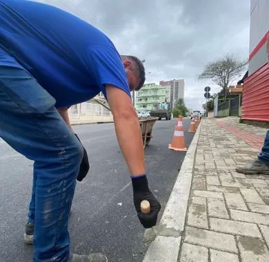 Obra de pavimentação asfáltica, drenagem pluvial, ciclofaixa, calçadas e sinalização viária na Avenida Emanuel Pinto - Balneário Piçarras/SC
