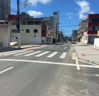 Obra de pavimentação asfáltica, drenagem pluvial, ciclofaixa, calçadas e sinalização viária na Avenida Emanuel Pinto - Balneário Piçarras/SC