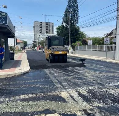 Obra de pavimentação asfáltica, drenagem pluvial, ciclofaixa, calçadas e sinalização viária na Avenida Emanuel Pinto - Balneário Piçarras/SC