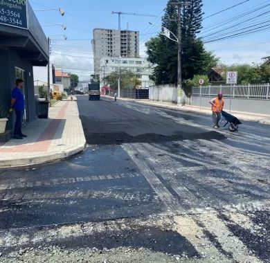 Obra de pavimentação asfáltica, drenagem pluvial, ciclofaixa, calçadas e sinalização viária na Avenida Emanuel Pinto - Balneário Piçarras/SC