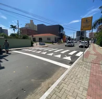 Obra de pavimentação asfáltica, drenagem pluvial, ciclofaixa, calçadas e sinalização viária na Avenida Emanuel Pinto - Balneário Piçarras/SC