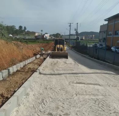 Obra de pavimentação asfáltica, drenagem pluvial e sinalização viária da Rua Pedro Elói Corrêa (Rua 5310) no Bairro Santo Antônio - Balneário Piçarras