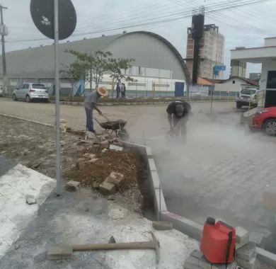Obra de pavimentação asfáltica e sinalização viária da Rua Joaçaba e Avenida Beira Rio - Balneário Piçarras