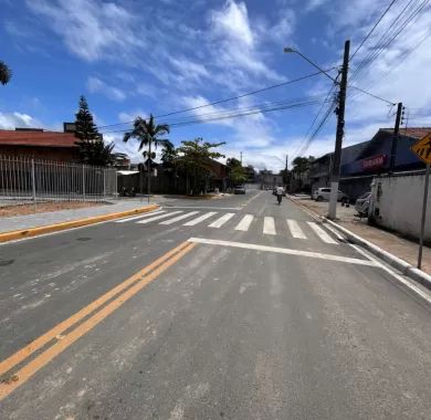 Obra de pavimentação asfáltica e sinalização viária da Rua Joaçaba e Avenida Beira Rio - Balneário Piçarras