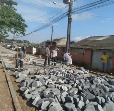 Obra de pavimentação em lajota, drenagem pluvial e sinalização viária das Ruas Santa Luzia e Ilhota, no bairro Itacolomi, Balneário Piçarras/SC