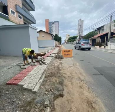 Obra de restauração, reforma e adaptação de rotas acessíveis da Rua Alexandre Guilherme Figueiredo no Bairro Centro - Balneário Piçarras