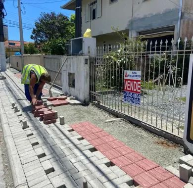 Obra de restauração, reforma e adaptação de rotas acessíveis da Rua Alexandre Guilherme Figueiredo no Bairro Centro - Balneário Piçarras