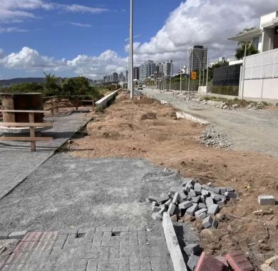 Obra de urbanização da Av. José Temístocles de Macedo (Orla Norte) de Balneário Piçarras/SC