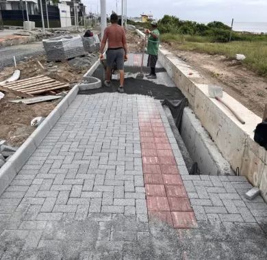Obra de urbanização da Av. José Temístocles de Macedo (Orla Norte) de Balneário Piçarras/SC