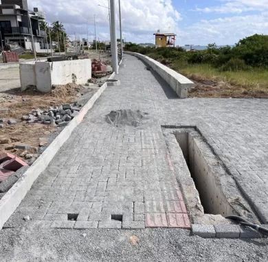 Obra de urbanização da Av. José Temístocles de Macedo (Orla Norte) de Balneário Piçarras/SC