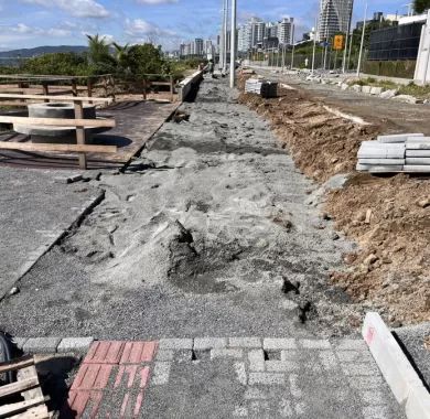 Obra de urbanização da Av. José Temístocles de Macedo (Orla Norte) de Balneário Piçarras/SC