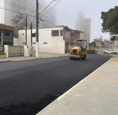 Obra pavimentação asfáltica, drenagem pluvial e sinalização viária da Rua Eulálio da Trindade (Rua 1680) - Balneário Piçarras