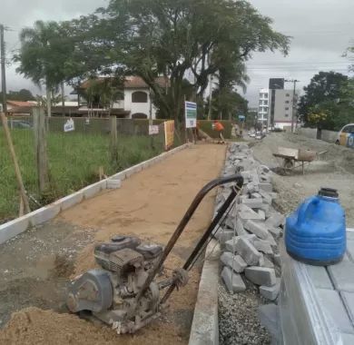 Obra pavimentação asfáltica, drenagem pluvial e sinalização viária da Rua Eulálio da Trindade (Rua 1680) - Balneário Piçarras