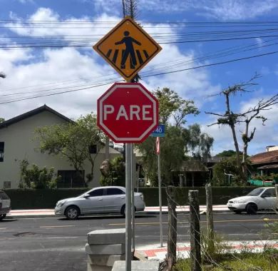 Obra de pavimentação asfáltica e sinalização viária da Rua Caxias do Sul, localizada no bairro Centro, Balneário Piçarras - SC